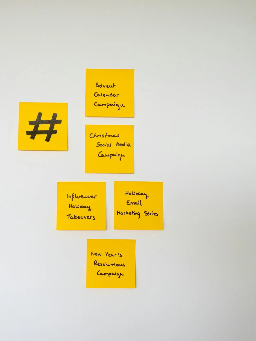 Flat lay de supports de marque employeur posés sur une table de bureau, mettant en avant le marketing et le design.